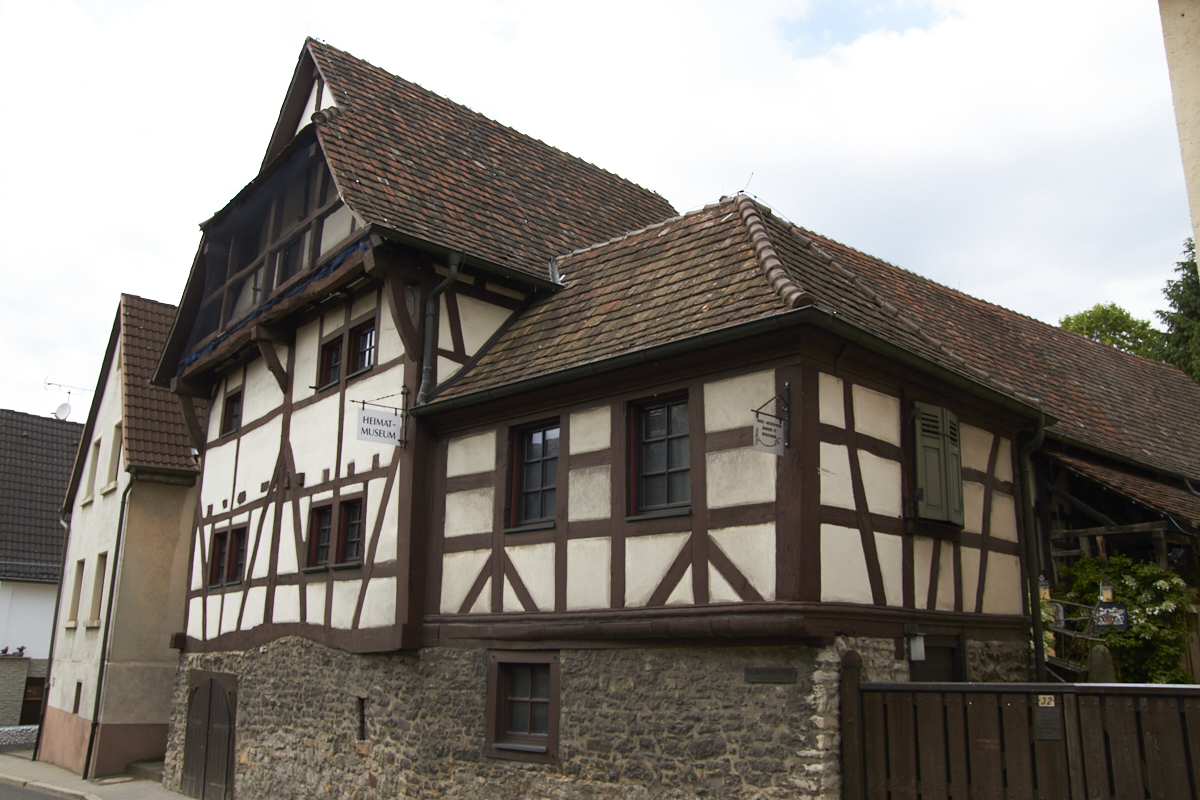 Firstsaeulenstaenderhaus_rechts